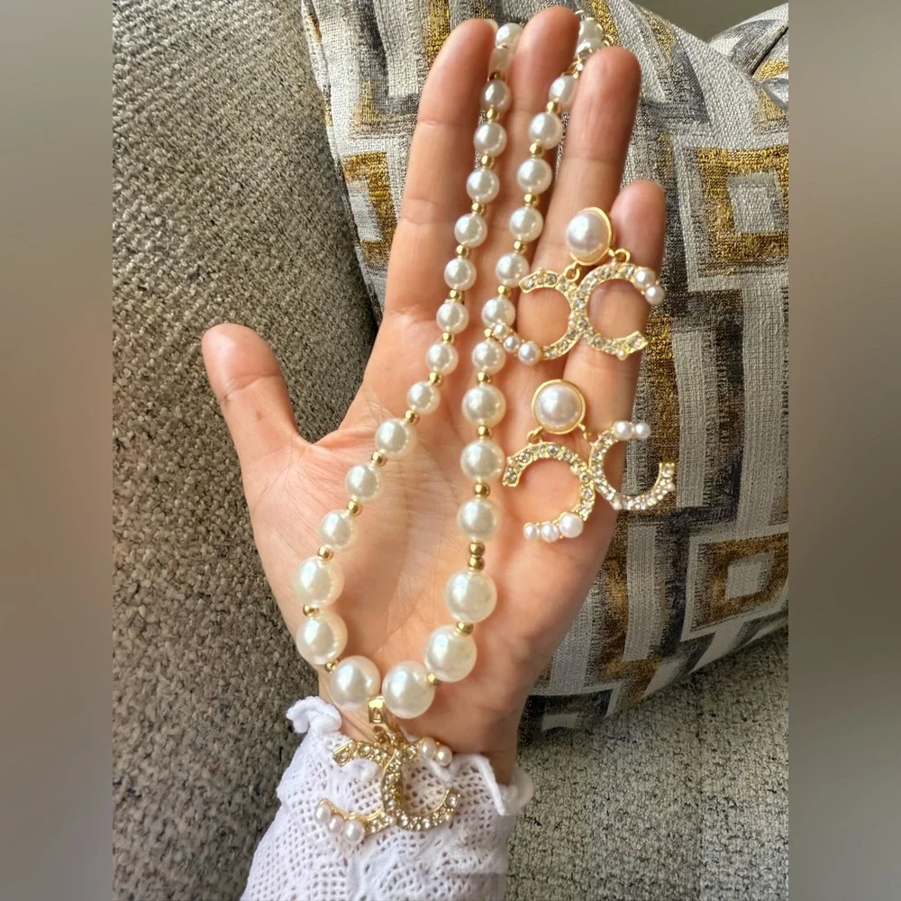 Elegant Pearl and Gold Jewelry Set - Picture 2 of 3